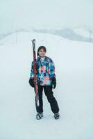 ung kvinna spelar åka skidor i vinter- säsong. snö vinter- aktivitet begrepp foto