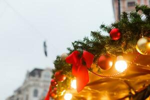 färgrik stänga upp detaljer av jul rättvis marknadsföra. bollar dekorationer för försäljning. foto