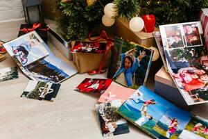 ny år firar. fotobok med foton av sommar resa under de jul träd