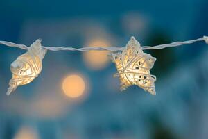 handgjort vit korg- stjärna med ljus Glödlampa för dekorera foto
