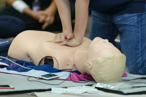 cpr först hjälpa Träning med cpr dummy i de klass foto