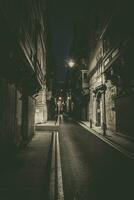 valletta, malta - juni 20, 2019 - mörk natt på en små smal gata i de stad Centrum foto