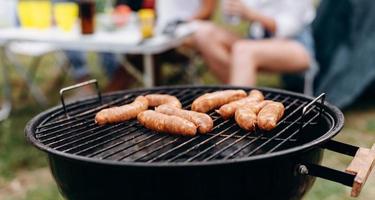 närkorv på grillen i fokus. -bild foto