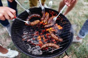 närbild en korv som lagar mat på grillen foto