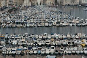 marseille, Frankrike - nov 12, 2021 - gammal hamn av marseille under solnedgång foto