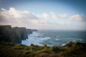 kall vintrar dag på de klippor av moher irland foto