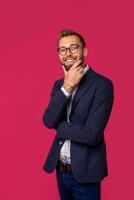 porträtt se av ett attraktiv Lycklig affärsman med glasögon på en rosa bakgrund foto