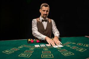 croupier Bakom hasardspel tabell i en kasino. foto