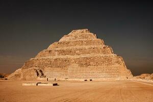 känd egyptisk pyramider av giza. landskap i egypten. pyramid i öken. afrika. undra av de värld foto