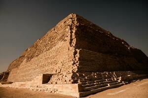 känd egyptisk pyramider av giza. landskap i egypten. pyramid i öken. afrika. undra av de värld foto