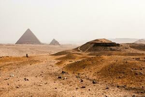 känd egyptisk pyramider av giza. landskap i egypten. pyramid i öken. afrika. undra av de värld foto