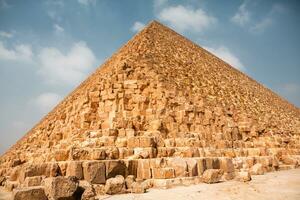 känd egyptisk pyramider av giza. landskap i egypten. pyramid i öken. afrika. undra av de värld foto