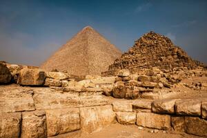 känd egyptisk pyramider av giza. landskap i egypten. pyramid i öken. afrika. undra av de värld foto