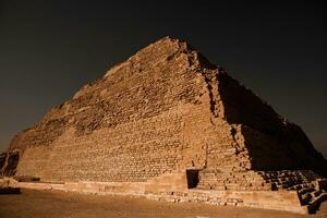 känd egyptisk pyramider av giza. landskap i egypten. pyramid i öken. afrika. undra av de värld foto