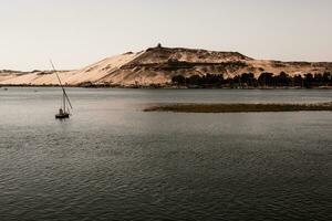 nile de längst flod i afrika. primär vatten källa av egypten. landskap med klar vatten flod. foto