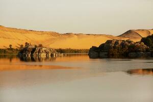 nile de längst flod i afrika. primär vatten källa av egypten. landskap med klar vatten flod. foto