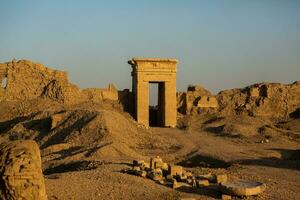 dendera tempel komplex i egypten. hieroglytisk sniderier på vägg på de gammal egyptisk tempel. foto