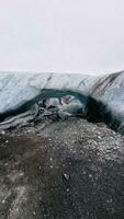 Vatnajokull glaciär vandring inuti grottor, isländsk is keps formning magisk isberg med blå transparent bitar. vintrig frysta glaciärer med täckt frost strukturera, klimat förändra. foto