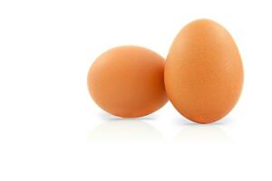 två färsk ägg isolerat på en vit bakgrund. foto