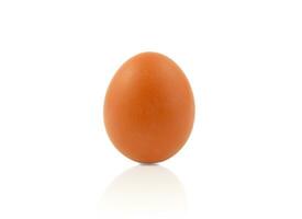 färsk brun kyckling ägg isolerat på vit bakgrund. foto