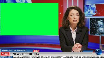 media värd presenterar Nyheter på grönskärm mall, använder sig av isolerat Chromakey attrapp i nyhetsrum studio. kvinna journalist arbetssätt på dagligen Nyheter segmentet för leva tv innehåll. foto