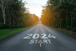 Lycklig ny år 2024,2024 symboliserar de Start av de ny år. de brev Start ny år 2024 på de väg i de natur rutt körbana ha träd miljö ekologi eller grönska tapet begrepp. foto