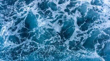 marinmålning från hög perspektiv. topp se av hav hav vatten stänk. foto