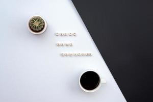 en inskrift lundar ditt företag på det vita och svarta skrivbordet bredvid en kaktus och en kopp kaffe foto