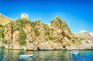 vild vacker kustlinje vid Zingaro naturreservat, Sicilien, Italien foto