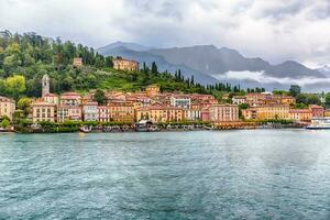 se av bellagio vid vatten på de sjö como, Italien foto