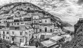 kyrka av santa maria assunta, ikoniska landmärke i positano, Italien foto