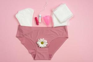 underkläder med skyddsutrustning för kritiska dagar på en rosa bakgrund. foto