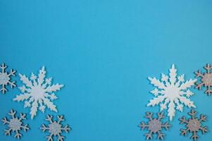 jul bakgrund vit och silver- snöflingor på blå bakgrund ,kopiera Plats. foto
