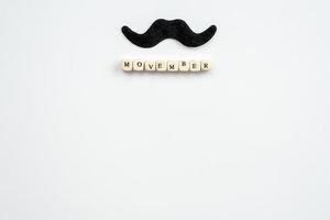 mäns hälsokoncept. mustascher och bokstäver bakgrund. foto