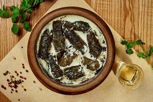 georgiansk dolma från vin löv med ris och mald kött i matsoni foto