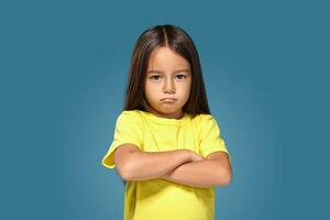 arg liten unge som visar frustration och oenighet foto
