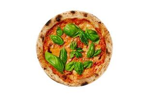 topp se av pizza margherita med tomater, mozzarella och basilika isolerat på vit foto