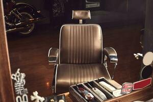 brun läder stol i frisör. loft stil foto