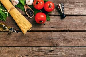 pasta och Ingredienser på trä- bakgrund med kopia Plats. topp se. vegetarian mat, friska eller matlagning begrepp. foto