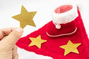 santa claus röd hatt, jultomten känga och guld stjärna isolerat på vit bakgrund. jul bakgrund. foto