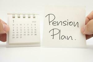 skrivbord kalender och pension planen notera papper isolerat på vit bakgrund. för pensionering, pension planen begrepp. sista datum av arbete. foto