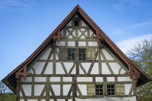 detta Foto visar wonderf korsvirkeshus hus i en jordbrukare by i Tyskland