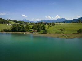 landskap på de underbar lokal- rekreation område på de irrsee i österrike foto