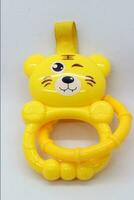 gul bebis innehav leksak med Björn form isolerat foto