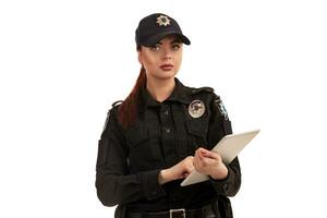 närbild porträtt av en kvinna polis officer är Framställ för de kamera isolerat på vit bakgrund. foto