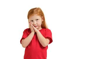 porträtt av söt rödhårig emotionell liten flicka isolerat på en vit foto