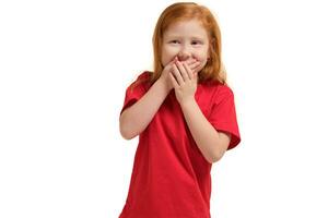 porträtt av söt rödhårig emotionell liten flicka skrattande isolerat på en vit foto