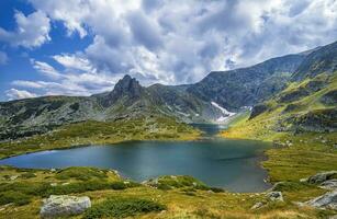 små bra och slät sjö i de rila fjäll, bulgarien foto