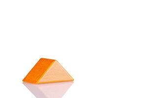 trä- triangel orange färger på en vit bakgrund foto