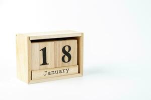 trä- kalender januari 18 på en vit bakgrund foto